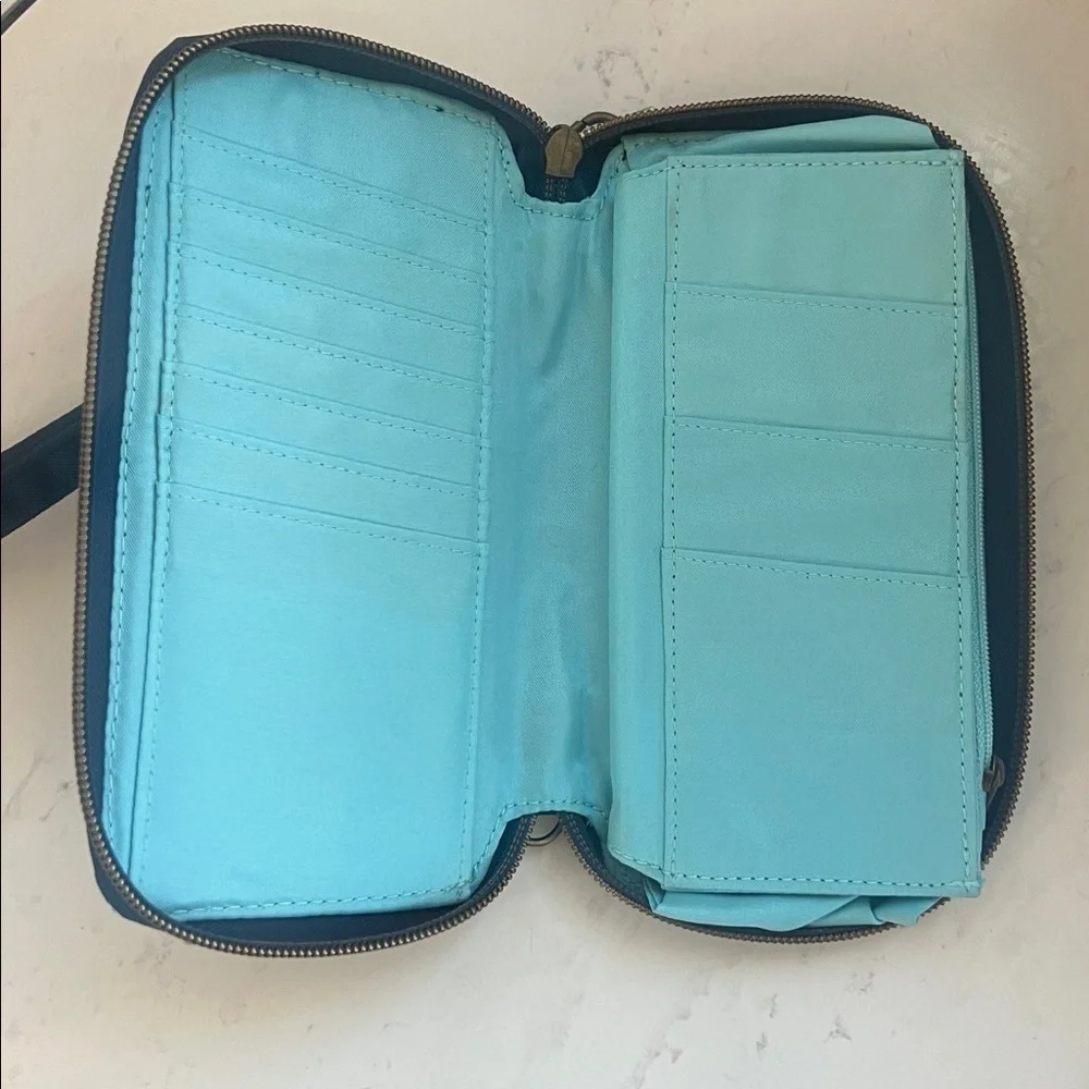 TRAVELON WALLET ZIP AROUND CLOSE REMOVABL WRISTLET STRAP WOMENS